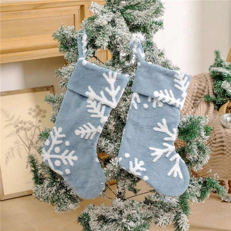 

Белые снежинки, конфеты, носки, подарочные пакеты, рождественские украшения, украшения для рождественской елки, Рождество 2023