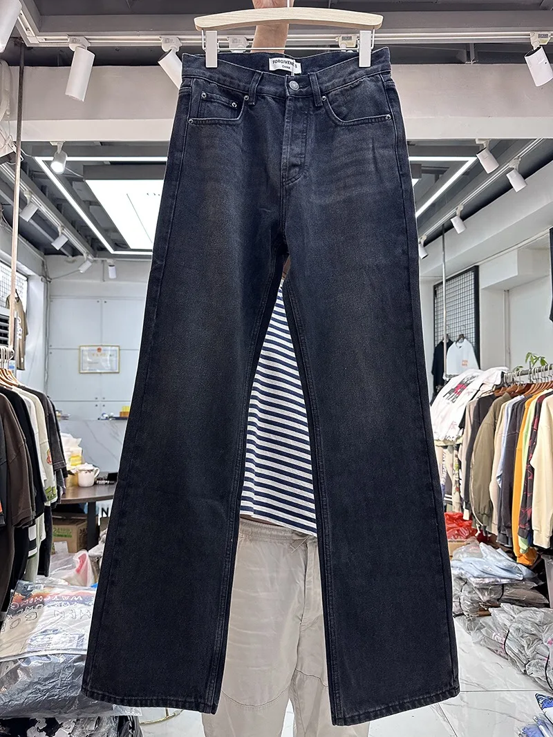 

Washed, sanded and worn wide-leg jeans with A-shaped tapered micro-trumpet for casual wear
