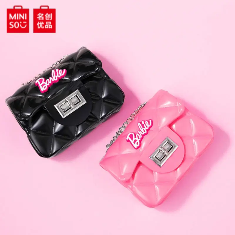 Миниатюрная сумка-мессенджер Miniso для Барби, милые сумки для телефона с металлической цепочкой, портативные изящные модные милые подарки для девочек, милые стильные
Миниатюрная сумка-мессенджер Miniso для Барби, милые сумки для телефона с металлической цепочкой, портативные изящные модные милые подарки для девочек, милые стильные