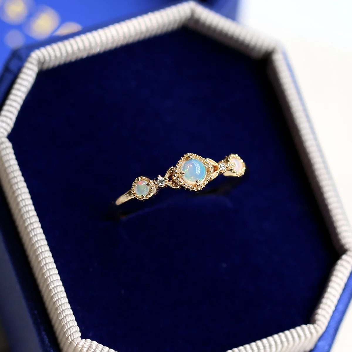 Японское бриллиантовое роскошное ювелирное изделие с натуральным тремя опалами, серебряное кольцо 925 пробы, классический полый опал в дворцовом стиле ретро
Японское бриллиантовое роскошное ювелирное изделие с натуральным тремя опалами, серебряное кольцо 925 пробы, классический полый опал в дворцовом стиле ретро