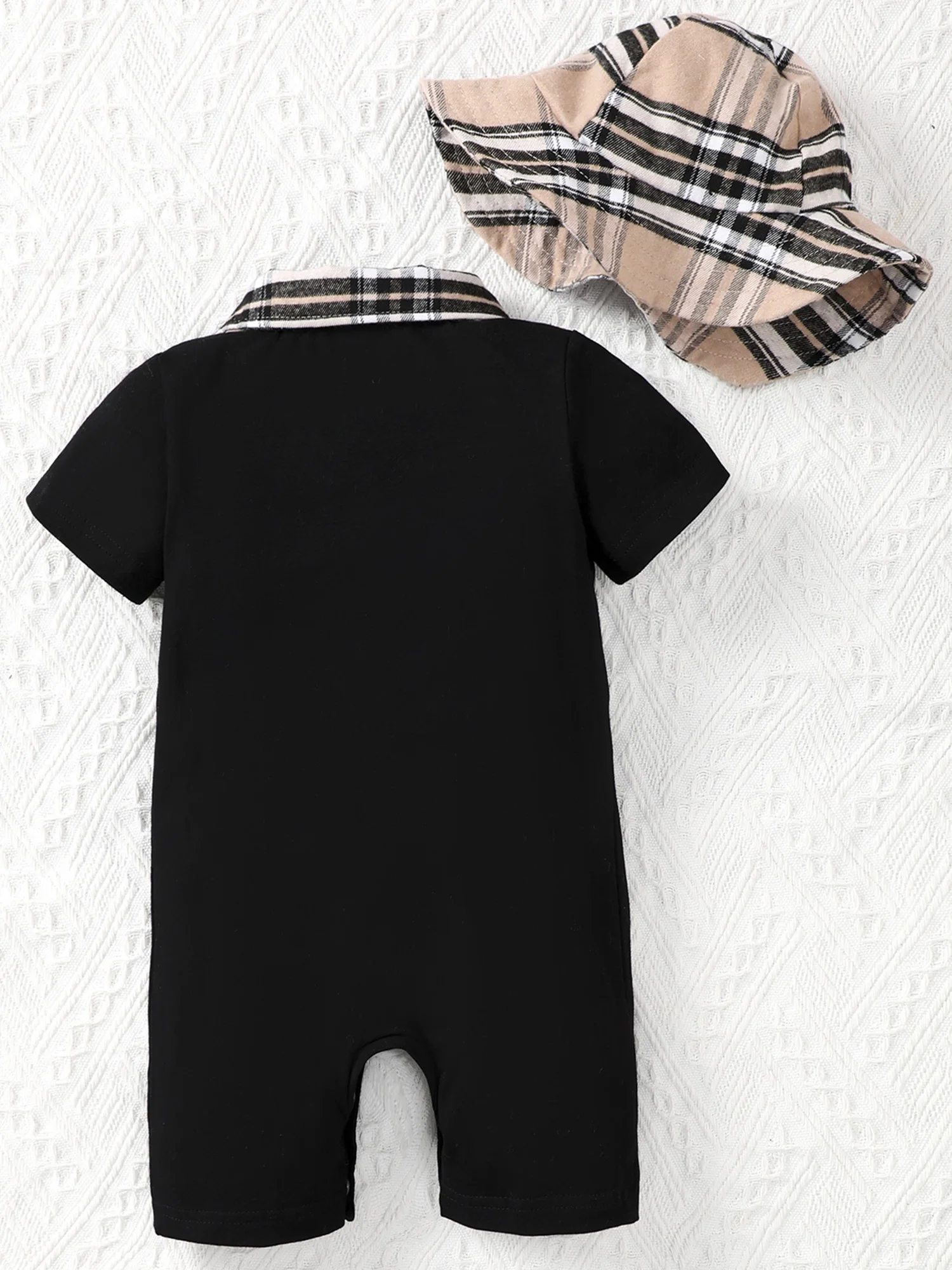 Комбинезон в клетку с коротким рукавом и отложным воротником для новорожденных мальчиков
Комбинезон в клетку с коротким рукавом и отложным воротником для новорожденных мальчиков