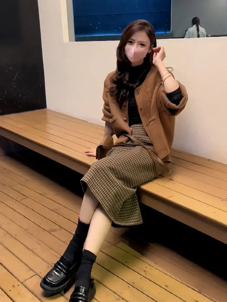 2023 Women Spring Autumn New Suits Female Long Sleeve Knitted Jackets + Loose Long Straight Skirts Ladies Two Pieces Sets R593
2023 Women Spring Autumn New Suits Female Long Sleeve Knitted Jackets + Loose Long Straight Skirts Ladies Two Pieces Sets R593