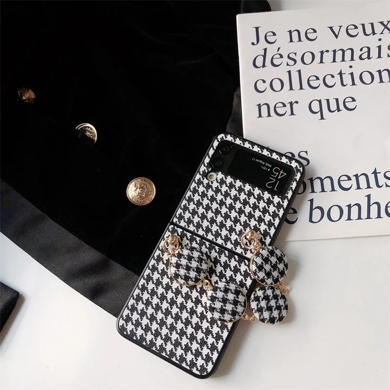 Z Flip4 Retro Houndstooth Checke Pattern PU Leather Phone Case For Samsung Galaxy Z Flip 4 3 5G Round Plaid Cloth Bracelet Cover
Z Flip4 Retro Houndstooth Checke Pattern PU Leather Phone Case For Samsung Galaxy Z Flip 4 3 5G Round Plaid Cloth Bracelet Cover