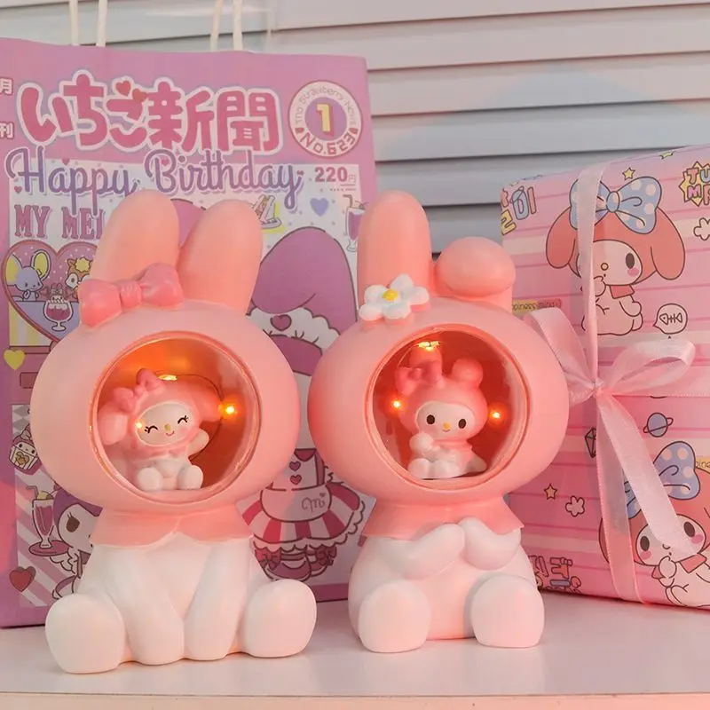 Мультфильм Miniso Sanrioed аниме Моя Мелодия Ночная Фотография Девушка сердце кавайные светодиодные настольные украшения кукла праздничные подарки
Мультфильм Miniso Sanrioed аниме Моя Мелодия Ночная Фотография Девушка сердце кавайные светодиодные настольные украшения кукла праздничные подарки