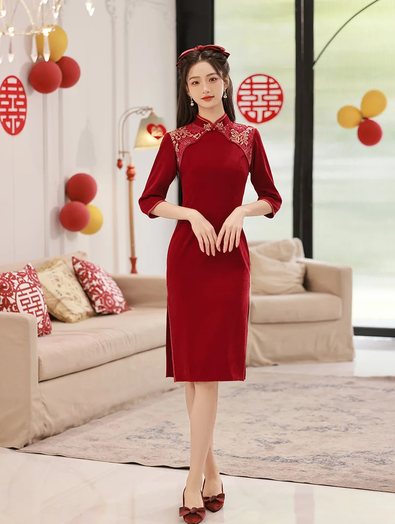 Elegant Mandarin Collar Burgundy Velour Knee-Length Cheongsam Women Sexy Chinese Traditional Handmade Buttons Qipao
Elegant Mandarin Collar Burgundy Velour Knee-Length Cheongsam Women Sexy Chinese Traditional Handmade Buttons Qipao