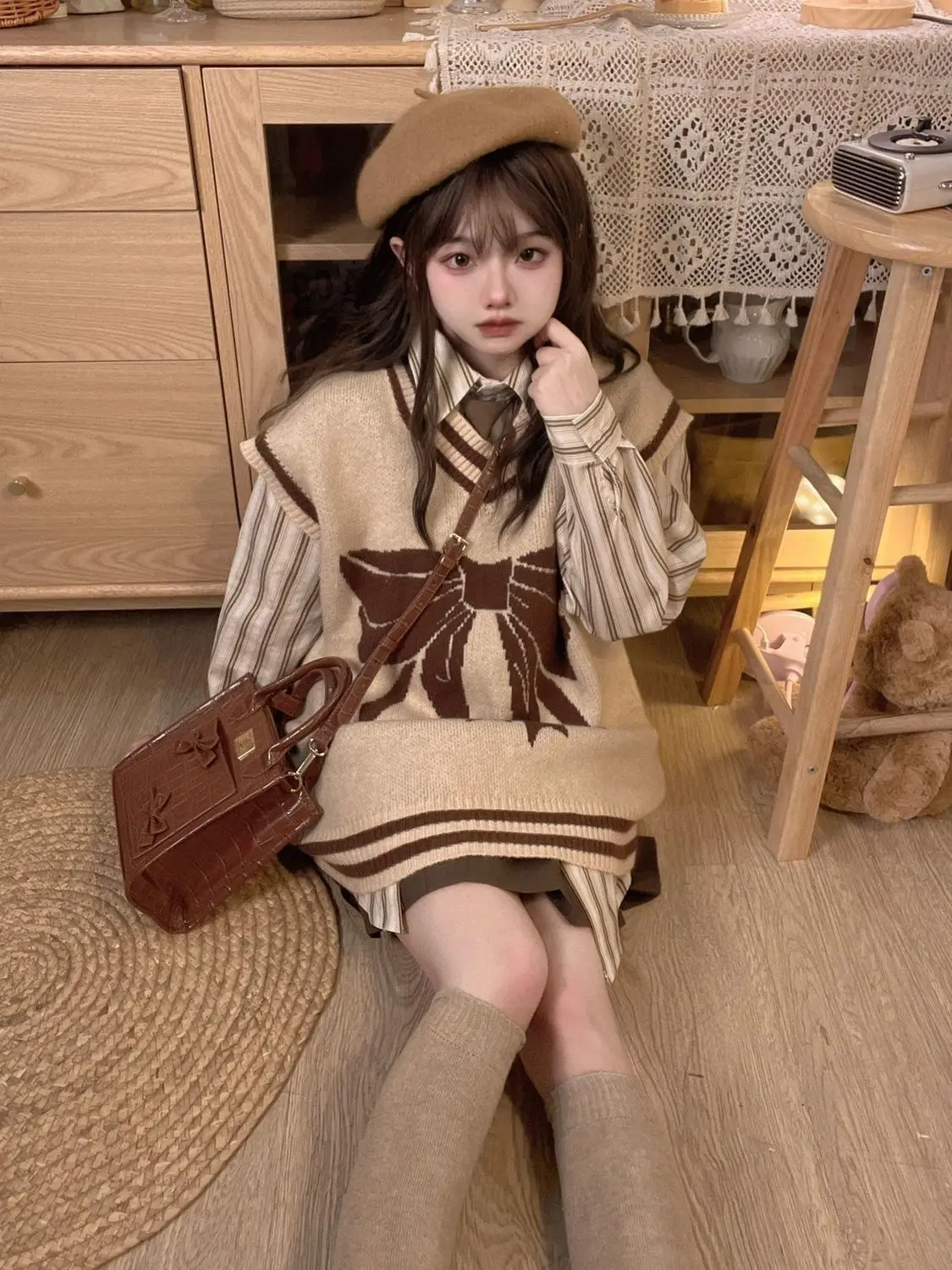 A whole set of wearable female 2024 new petite milk glutinous wind bow striped shirt two-piece set early autumn tea system
A whole set of wearable female 2024 new petite milk glutinous wind bow striped shirt two-piece set early autumn tea system