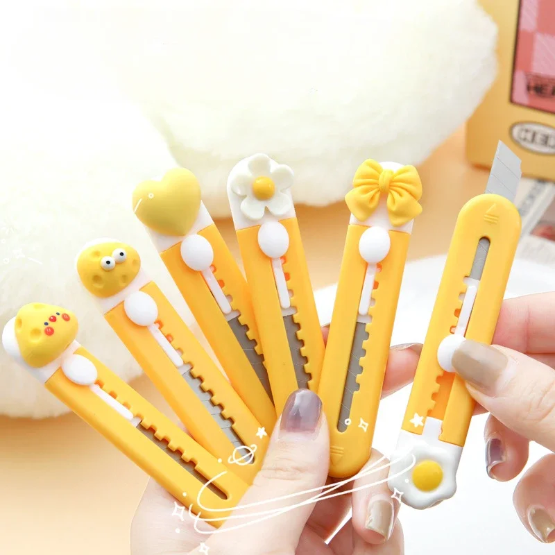 1PC Kawaii Mini Pocket Cute Cartoon Art Utility Knife Express Box Knife Paper Cutter Craft Wrapping Refillable Blade Stationery
1PC Kawaii Mini Pocket Cute Cartoon Art Utility Knife Express Box Knife Paper Cutter Craft Wrapping Refillable Blade Stationery