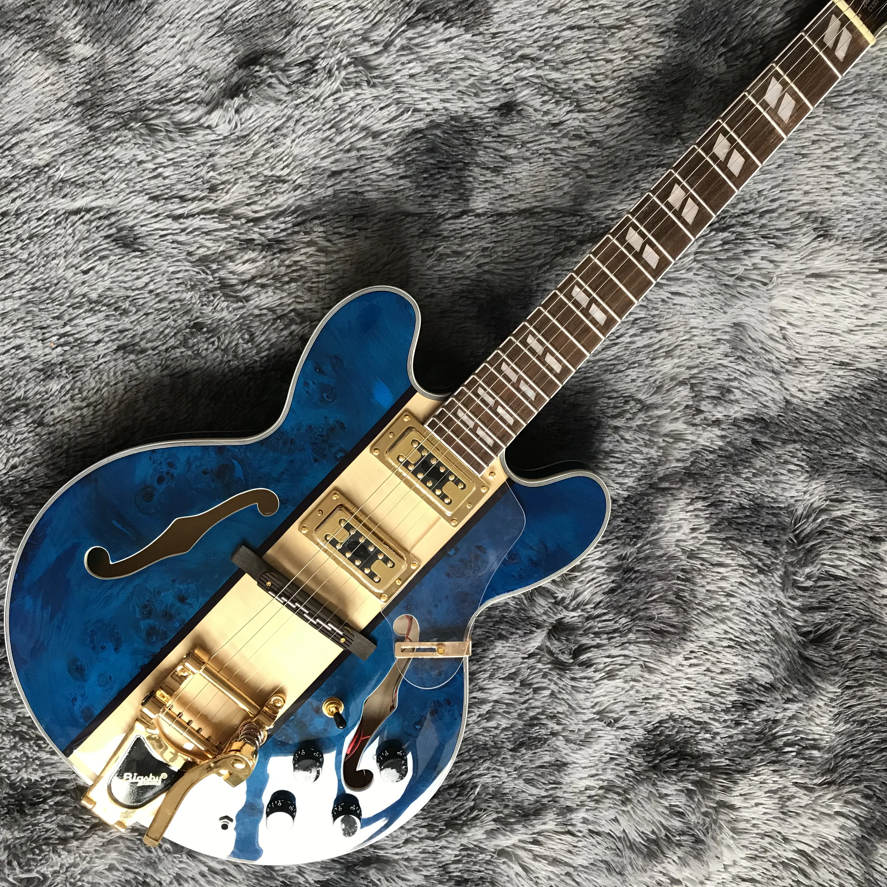 Free shipping,Blue, bright, special-shaped, electric guitar,2022 new pop, high-end custom,fashion 
Free shipping,Blue, bright, special-shaped, electric guitar,2022 new pop, high-end custom,fashion
