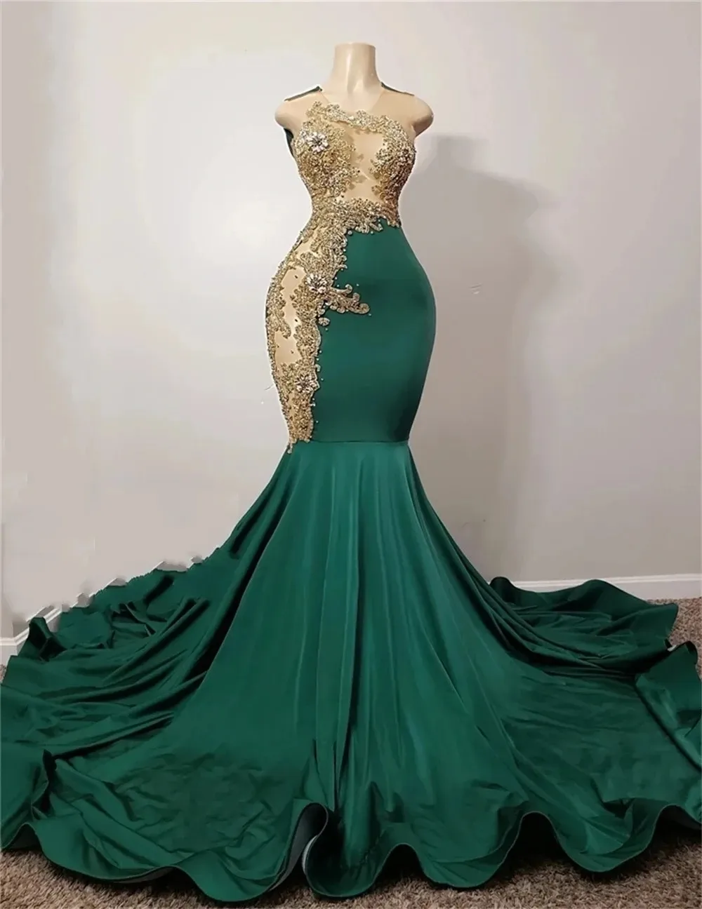 

2024 Emerald Green Mermaid Luxury African Prom Dress Gold Applique Diamond Crystal Skirt Evening Formal Gown Vestidos De Noche