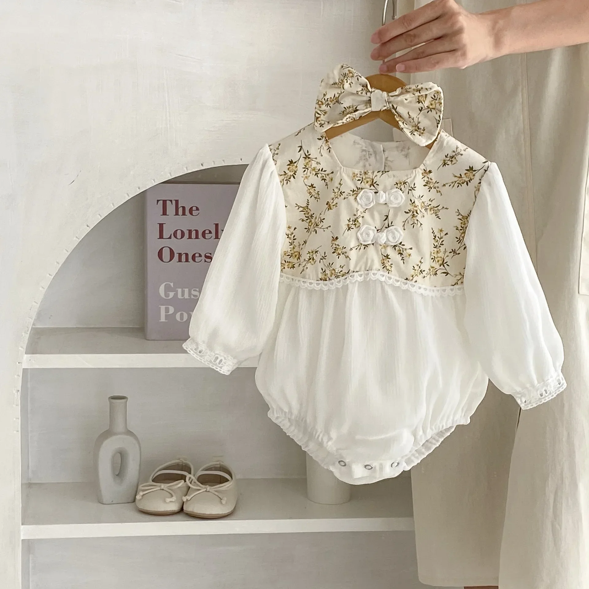 

Fashion Autumn Baby Girls Clothes White Flower Print Patchwork Rompers Bodysuits with Yellow Bowknot Headwears