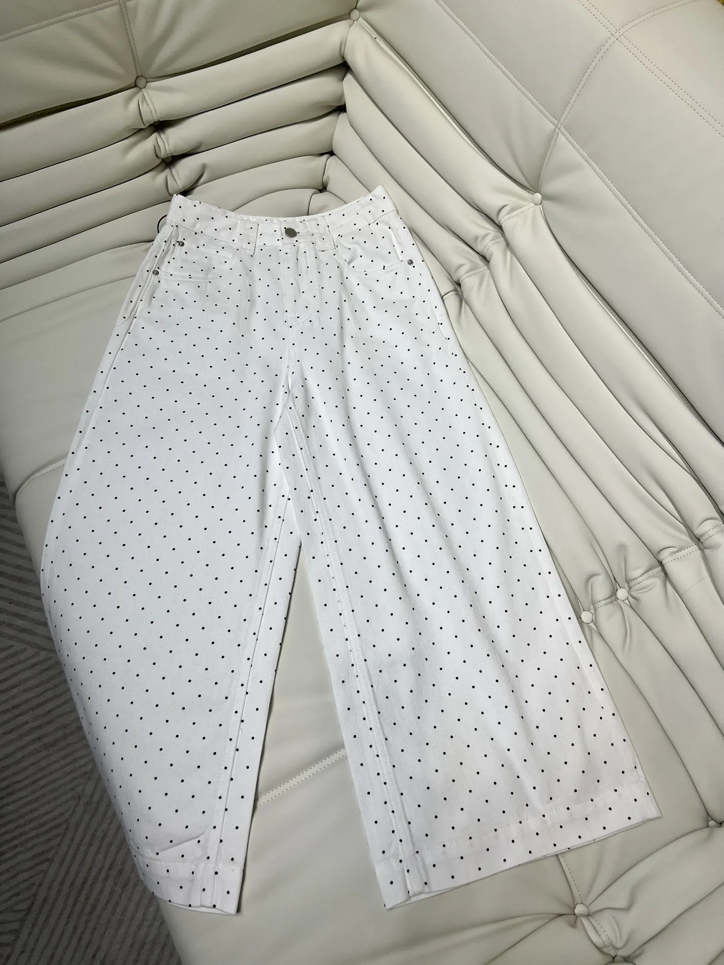 

Новинка весна-лето 2024 женская одежда белые укороченные джинсы в горошек с широкими штанинами 0424