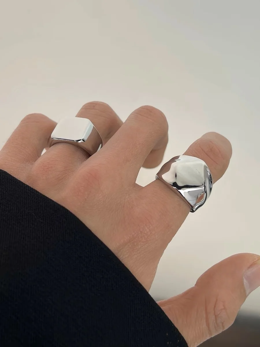 European and American personality advanced sense minimalist ring S925 sterling silver plain ring couple ring jewelry party gift
European and American personality advanced sense minimalist ring S925 sterling silver plain ring couple ring jewelry party gift