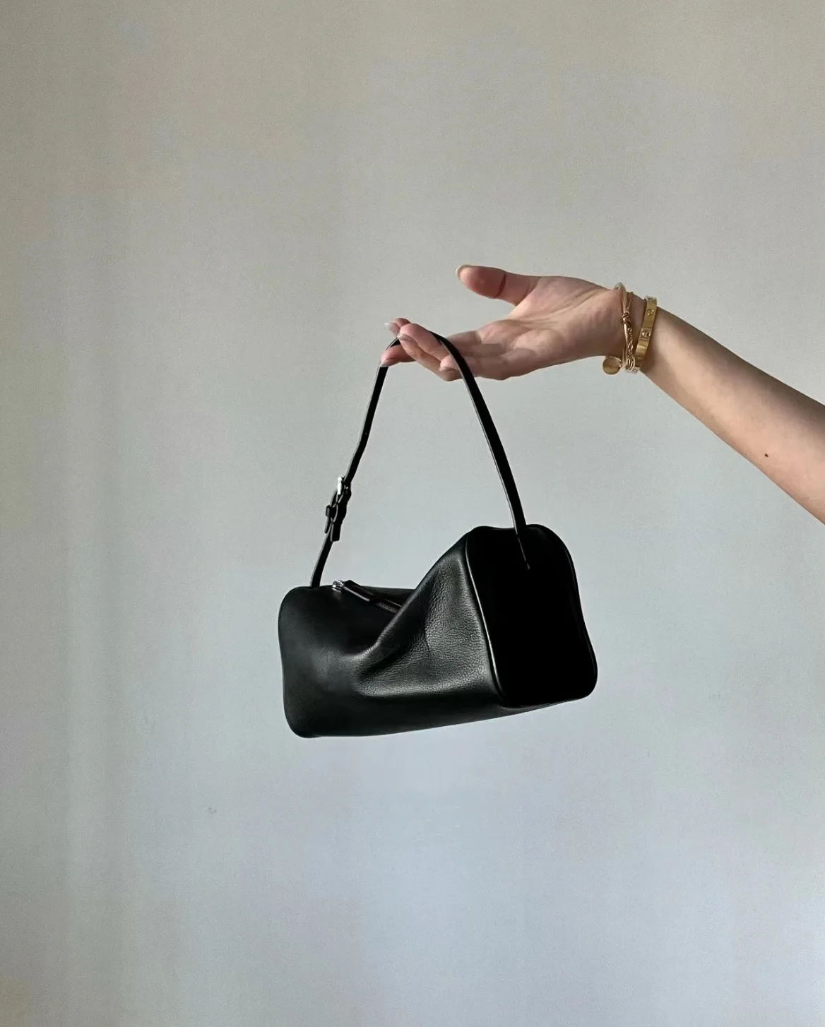 2023 Korean Retro Light Luxury Handbag Fashion High-Grade Pillow Bag Niche Mini Simple Leather Shoulder Crossbody Bag For Women
2023 Korean Retro Light Luxury Handbag Fashion High-Grade Pillow Bag Niche Mini Simple Leather Shoulder Crossbody Bag For Women