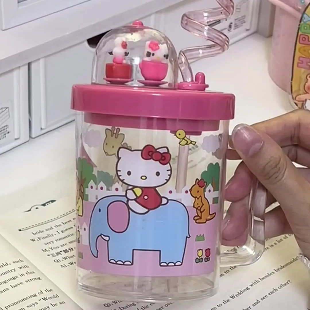 Вращающаяся чашка для воды Hello Kitty, аниме мультяшный Sanrio Meredith стеклянная чашка для воды, большая емкость, портативная чашка для воды
Вращающаяся чашка для воды Hello Kitty, аниме мультяшный Sanrio Meredith стеклянная чашка для воды, большая емкость, портативная чашка для воды