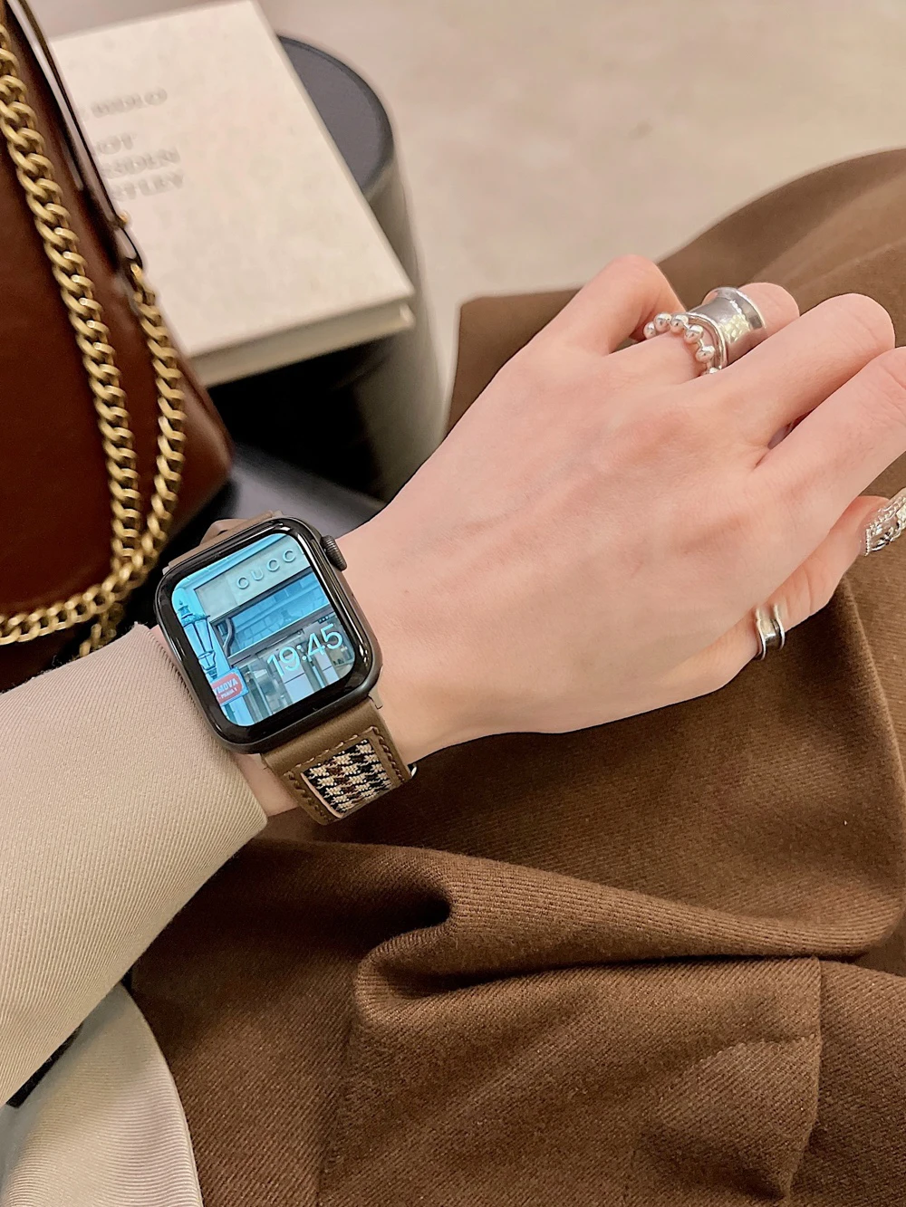 Ремешок из войлочной кожи для Apple Watch, теплый зимний браслет для iwatch Series 8 7 6 SE 5 4 3 2, 41 мм 49 45 мм 38 мм 40 мм 42 мм 44 мм
Ремешок из войлочной кожи для Apple Watch, теплый зимний браслет для iwatch Series 8 7 6 SE 5 4 3 2, 41 мм 49 45 мм 38 мм 40 мм 42 мм 44 мм