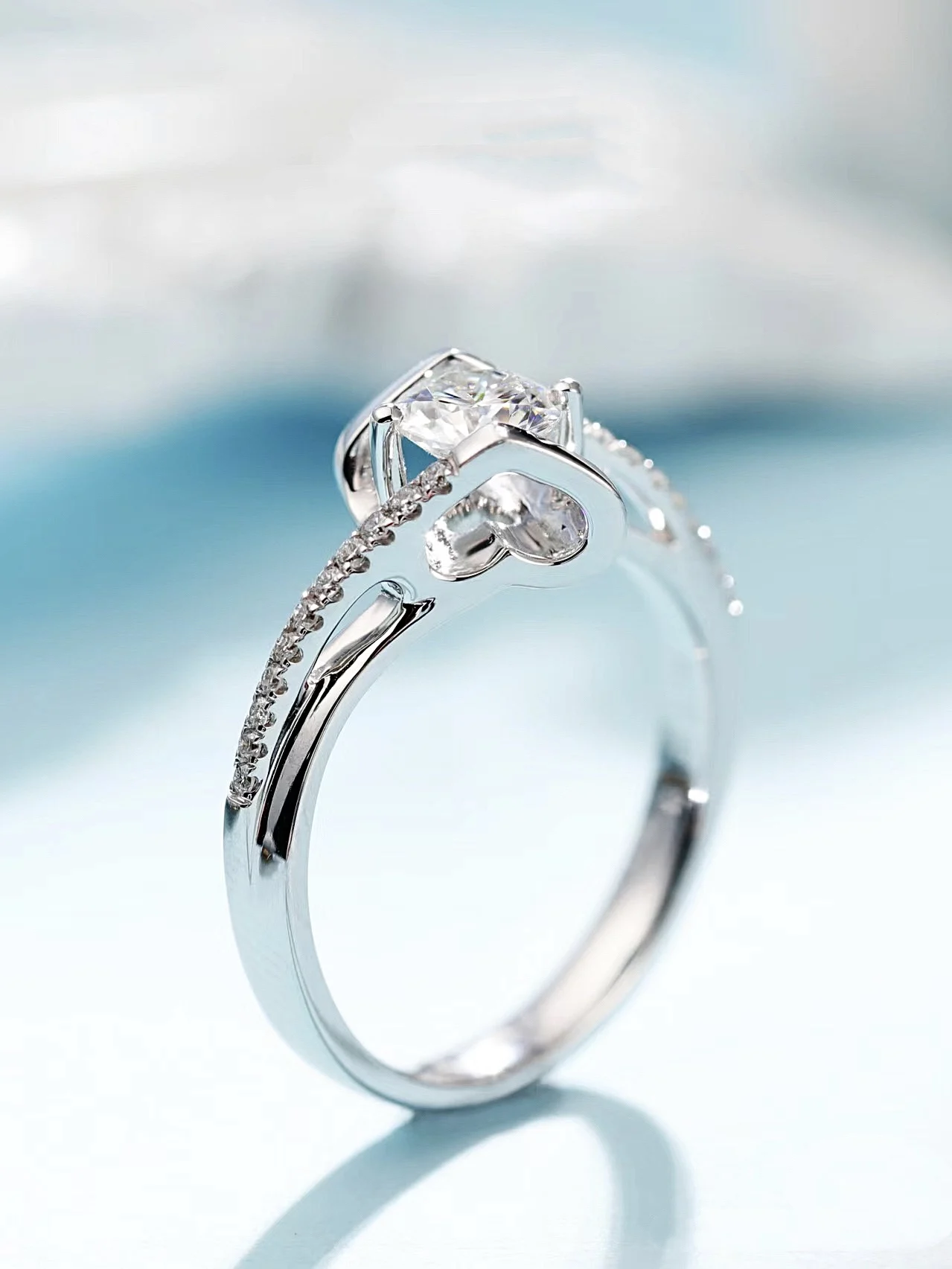 Sterling silver group diamond ring female angel kiss proposal Heart-shaped Moissanite ring to send girlfriend wedding ring
Sterling silver group diamond ring female angel kiss proposal Heart-shaped Moissanite ring to send girlfriend wedding ring