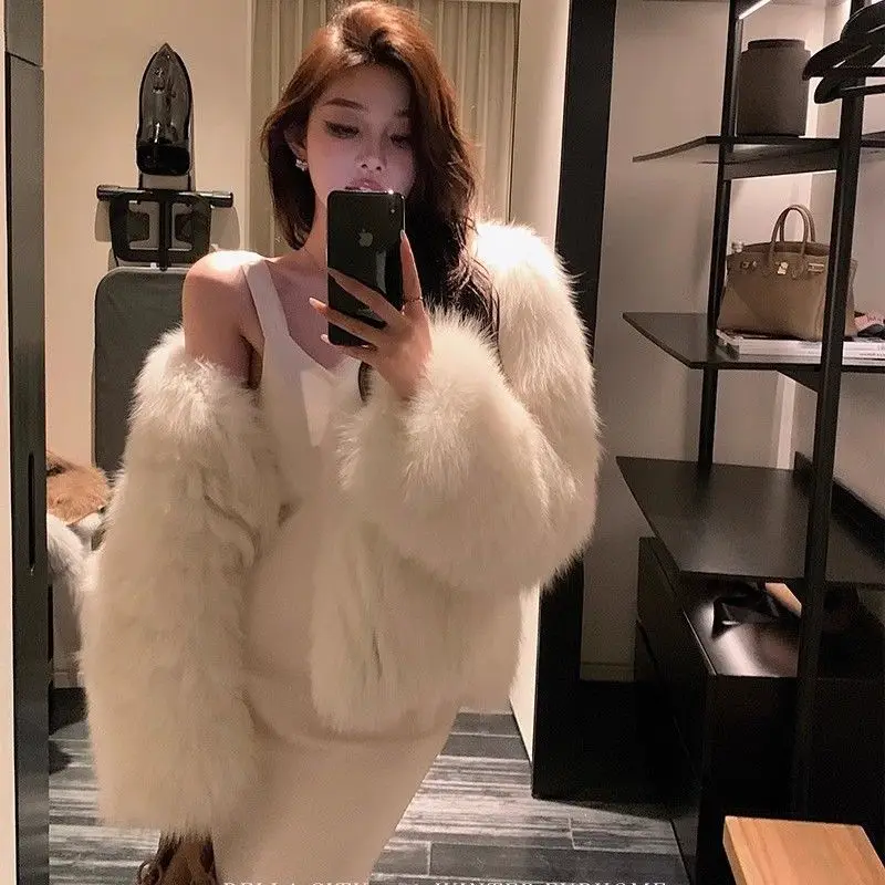 Осень 2024, модное пальто из искусственного лисьего меха, женские пикантные теплые пальто с перьями, короткая верхняя одежда, женский стиль, элегантная одежда T844
Осень 2024, модное пальто из искусственного лисьего меха, женские пикантные теплые пальто с перьями, короткая верхняя одежда, женский стиль, элегантная одежда T844