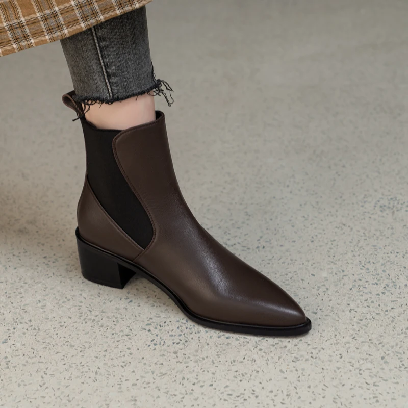 Женские ботильоны из натуральной кожи, с острым носком, на высоком каблуке 
Женские ботильоны из натуральной кожи, с острым носком, на высоком каблуке