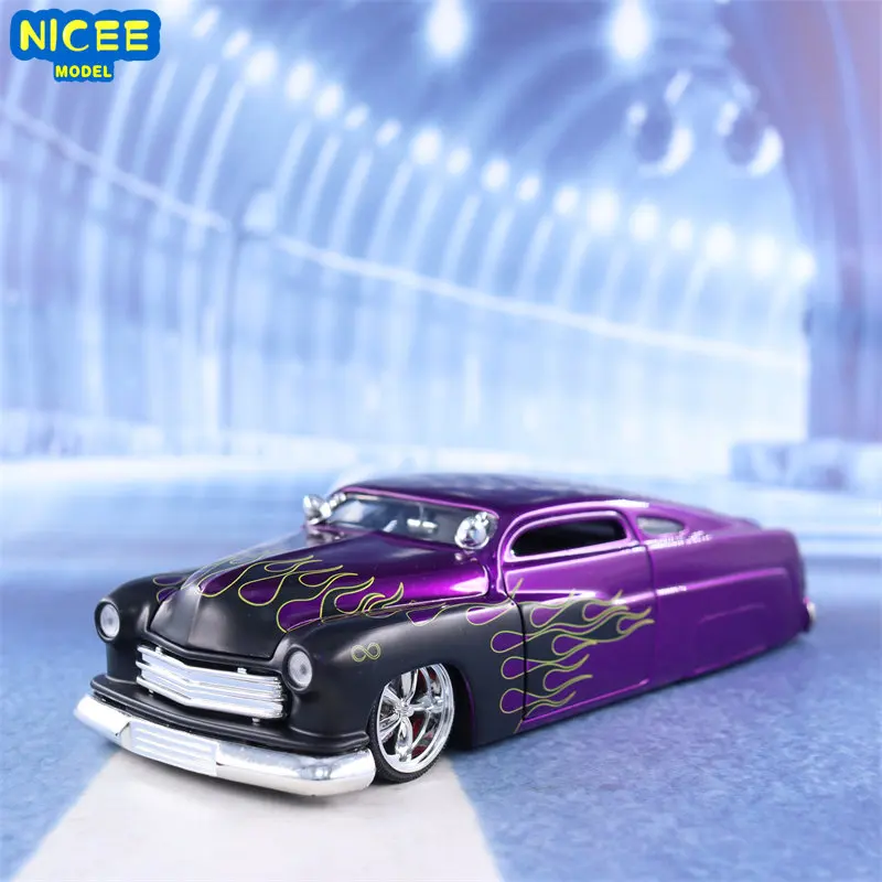 1:24 1951 Mercury Vintage car High Simulation Diecast Car Metal Alloy Model Car Toys for Children Gift Collection J181
1:24 1951 Mercury Vintage car High Simulation Diecast Car Metal Alloy Model Car Toys for Children Gift Collection J181