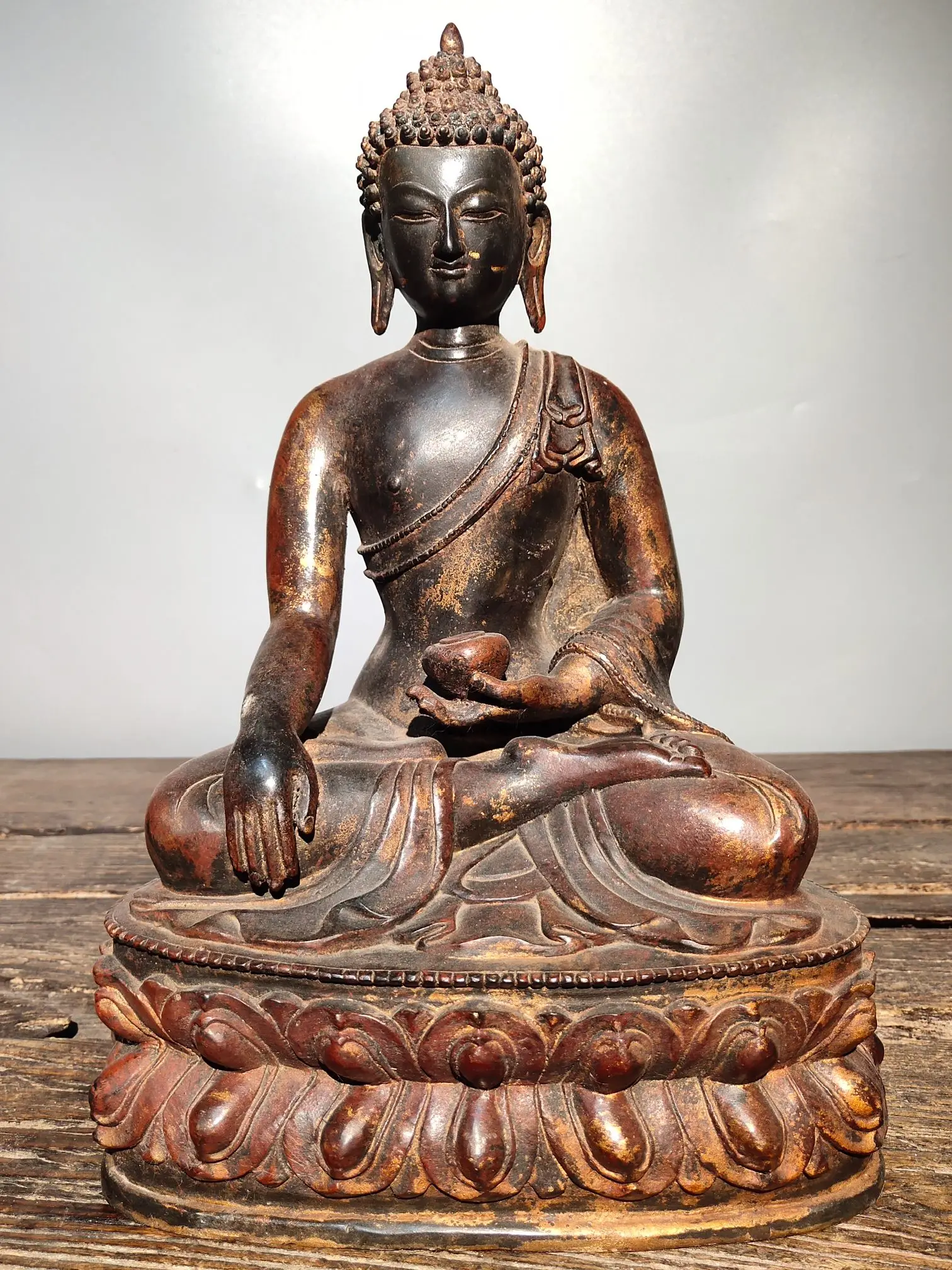 13"Tibetan Temple Collection Old Bronze Cinnabar mud gold Shakyamuni Medicine Buddha Sitting Buddha Town house Exorcism
13"Tibetan Temple Collection Old Bronze Cinnabar mud gold Shakyamuni Medicine Buddha Sitting Buddha Town house Exorcism