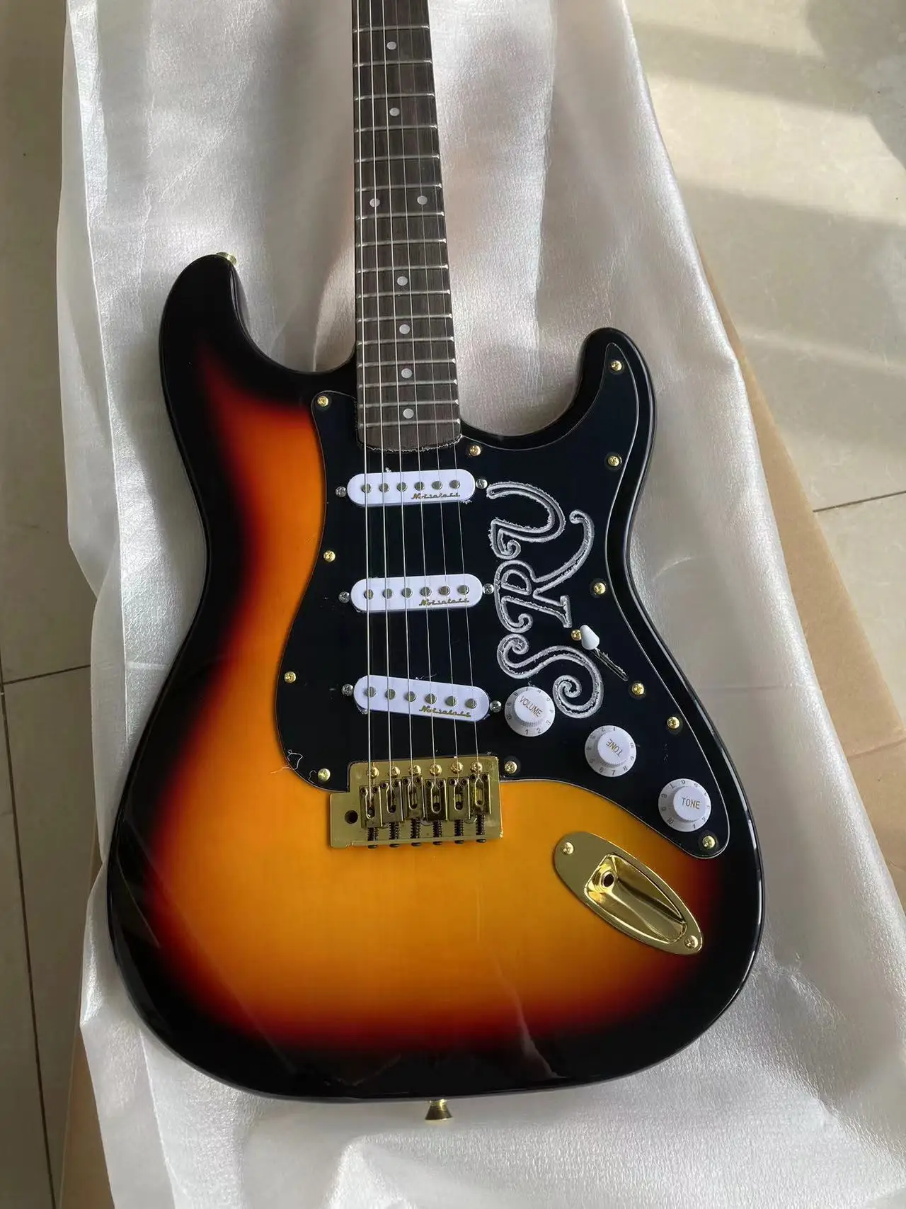 Oem SRV Electric Guitar Basswood Body Gold Hardware Black Pick Guard Color Sunburst ,Free Shipping
Oem SRV Electric Guitar Basswood Body Gold Hardware Black Pick Guard Color Sunburst ,Free Shipping