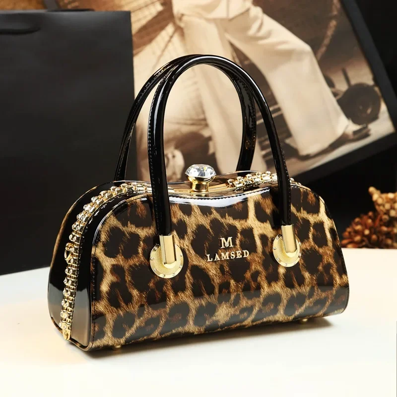 Crossbody Bags for Women Luxury Brand 2023 New Ladies Cowhide Fanshion Diamond-encrusted Boston Pillow Shoulder Clip Tote Bag
Crossbody Bags for Women Luxury Brand 2023 New Ladies Cowhide Fanshion Diamond-encrusted Boston Pillow Shoulder Clip Tote Bag