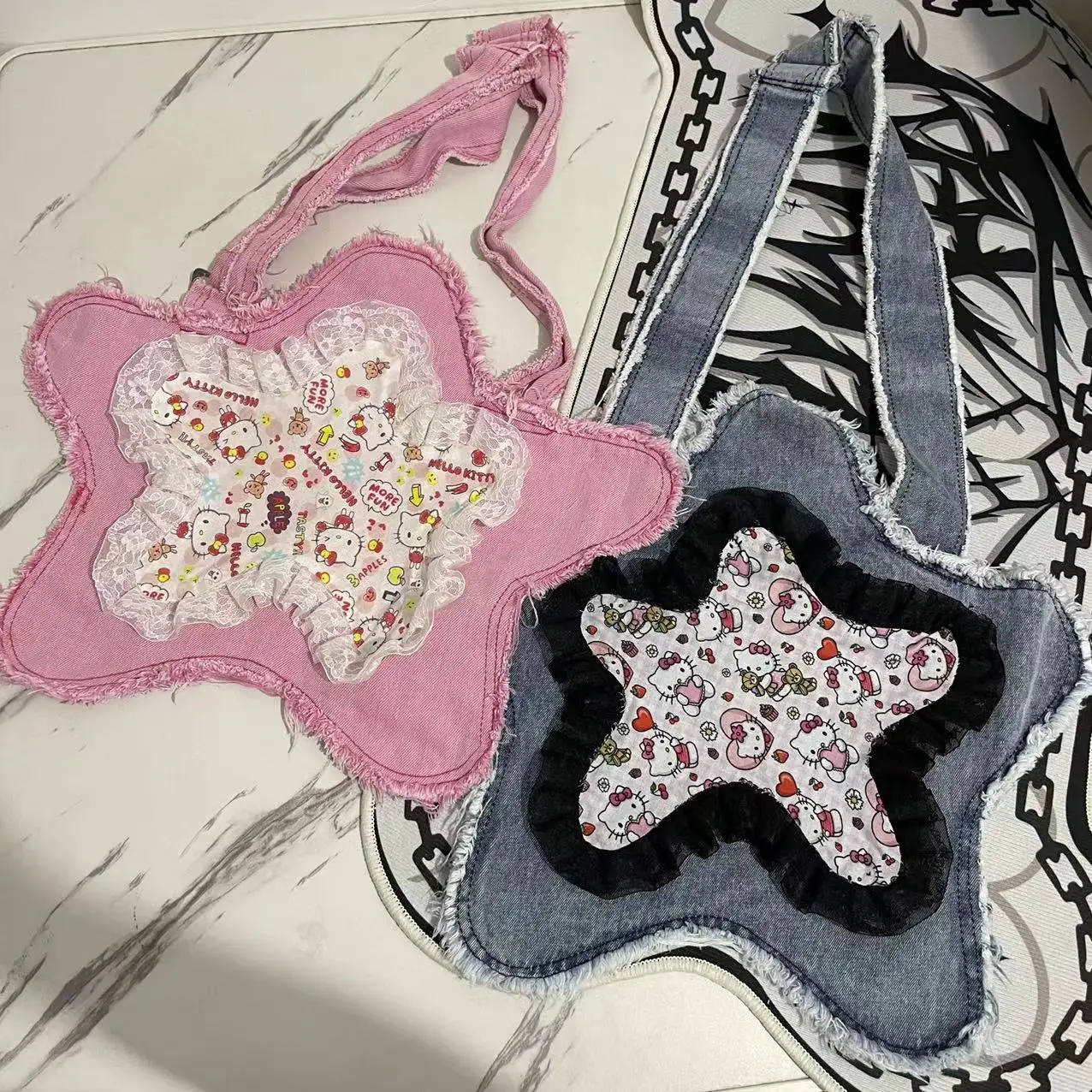 Кружевные сумки через плечо Hello Kitty для мужчин и женщин, джинсовые кошельки и сумочки оригинального дизайна для женщин, сумки через плечо для женщин
Кружевные сумки через плечо Hello Kitty для мужчин и женщин, джинсовые кошельки и сумочки оригинального дизайна для женщин, сумки через плечо для женщин