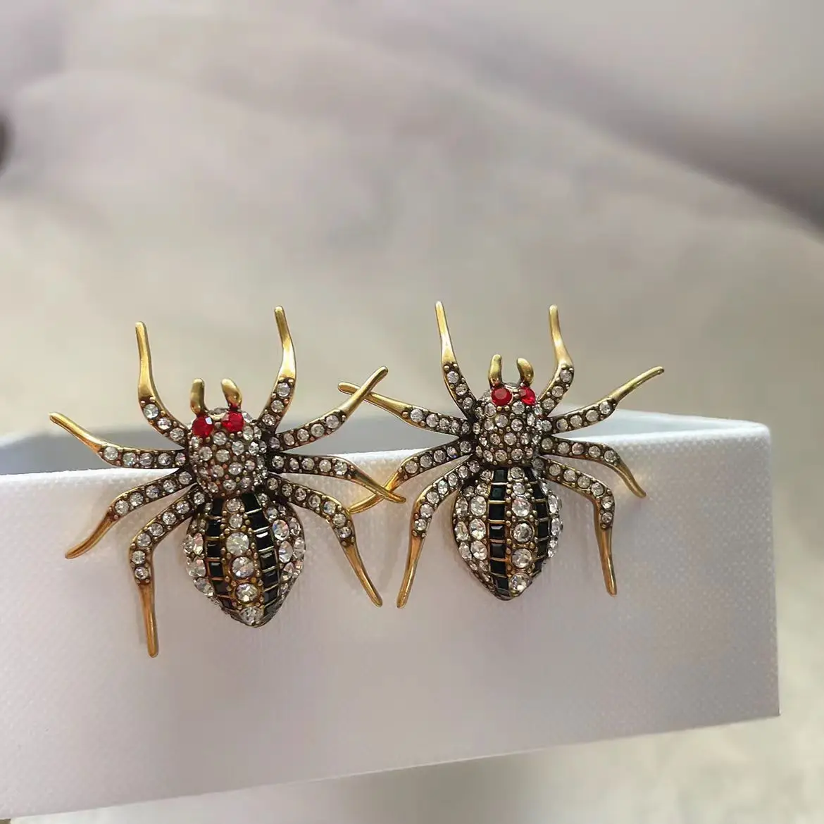 

Full of zircon spider earrings Europe and the United States pastoral personality earrings street alternative niche earrings