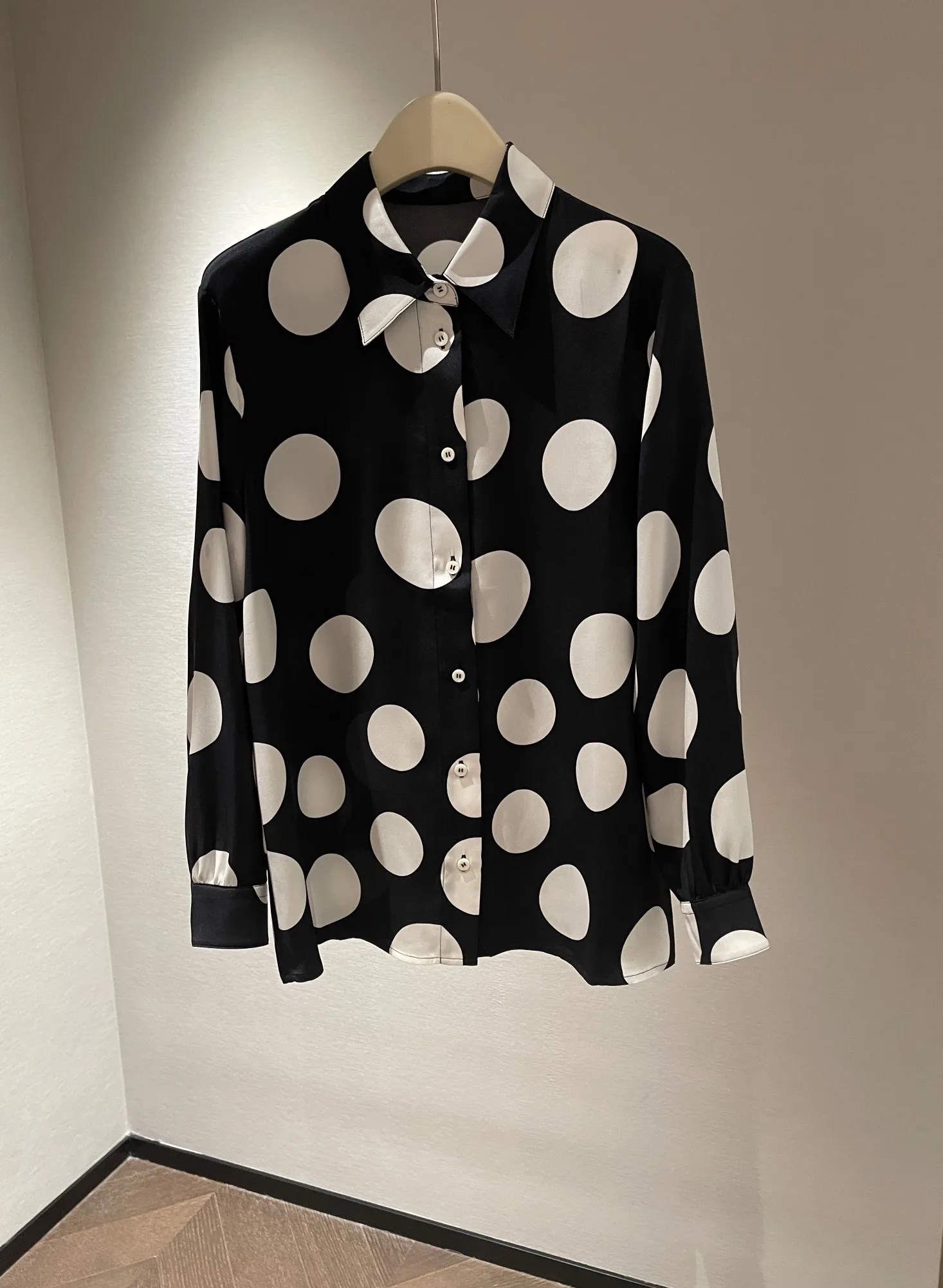 Large polka dot shirt silk fabric loose version casual fashion 2023 summer new style 0329
Large polka dot shirt silk fabric loose version casual fashion 2023 summer new style 0329