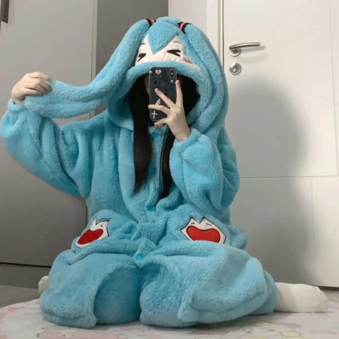 Новый милый мультяшный ночной халат Hatsune Miku милые женские плюшевые пижамы Аниме зимняя теплая Свободная Повседневная Домашняя одежда набор подарок для девочки
Новый милый мультяшный ночной халат Hatsune Miku милые женские плюшевые пижамы Аниме зимняя теплая Свободная Повседневная Домашняя одежда набор подарок для девочки