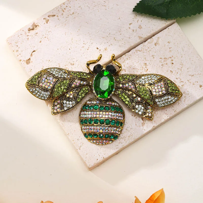 

Donia Jewelry European and American Fashion Bee Alloy Micro-Inlaid Rhinestone Luxury Retro Insect Pin.