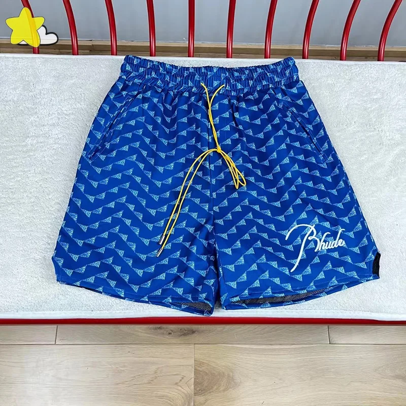 23SS Triangle Plaid Classic Logo Embroidery RHUDE Shorts Men Women Heavy Fabric Black Blue Drawstring Rhude Breeches Inside Mesh
23SS Triangle Plaid Classic Logo Embroidery RHUDE Shorts Men Women Heavy Fabric Black Blue Drawstring Rhude Breeches Inside Mesh