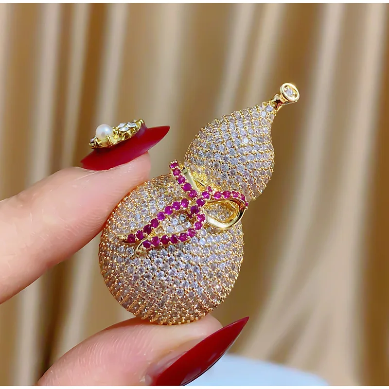 XUYE Luxury Full Zirconia Gourd Brooch Gold Plated Brand Jewelry Micro Pave CZ Stone Elegant Temperament Wedding Corsage
XUYE Luxury Full Zirconia Gourd Brooch Gold Plated Brand Jewelry Micro Pave CZ Stone Elegant Temperament Wedding Corsage