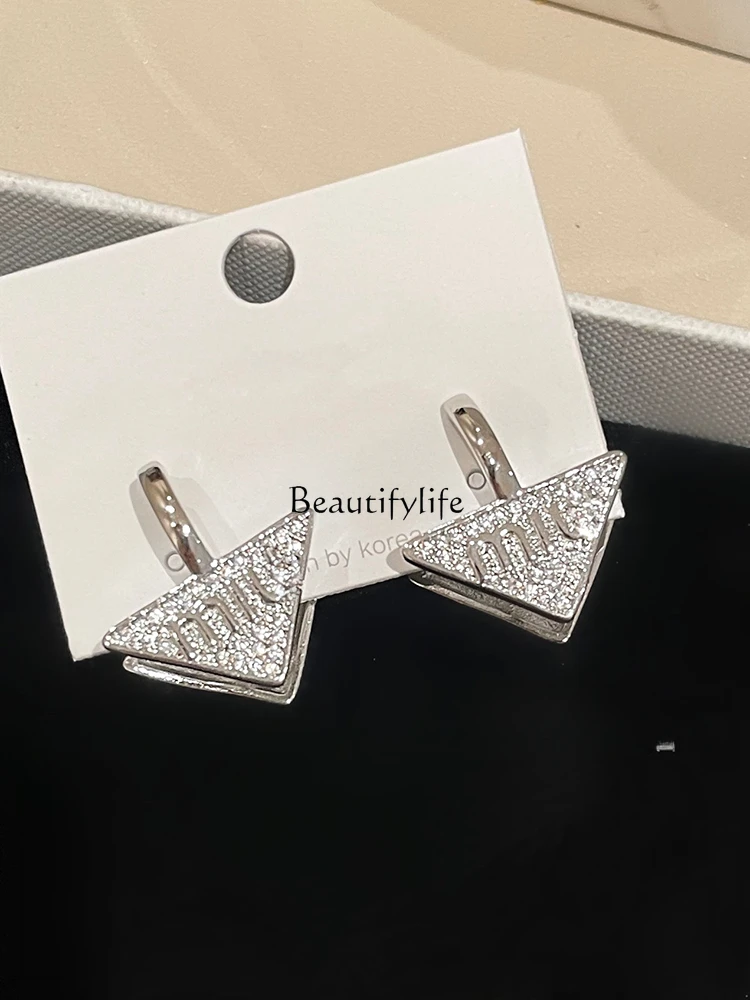 Light Luxury Full Diamond Letter French Inverted Triangle Earrings High-Grade Personality Unique Temperament Earrings
Light Luxury Full Diamond Letter French Inverted Triangle Earrings High-Grade Personality Unique Temperament Earrings