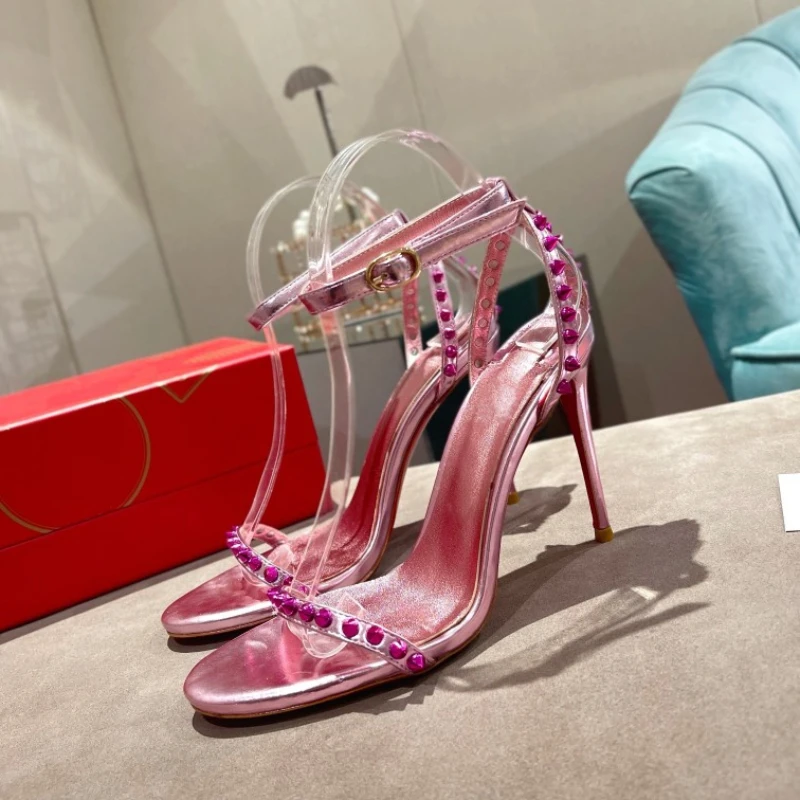 Summer New Color-blocking Rivets Word Buckle Hollow Stiletto Sandals Europe and The United States Roman High-heeled Sandals
Summer New Color-blocking Rivets Word Buckle Hollow Stiletto Sandals Europe and The United States Roman High-heeled Sandals