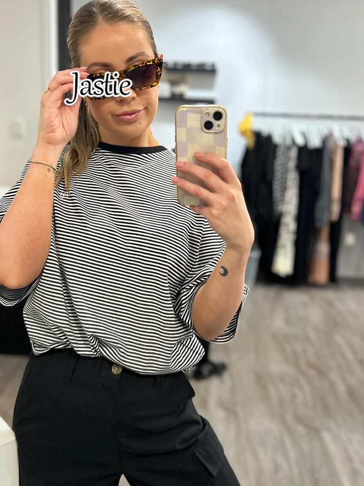 Женская Полосатая Футболка Jastie, сезон весна-лето 2024, пуловер с коротким рукавом и круглым вырезом, топы, модные уличные футболки с вышитым логотипом
Женская Полосатая Футболка Jastie, сезон весна-лето 2024, пуловер с коротким рукавом и круглым вырезом, топы, модные уличные футболки с вышитым логотипом