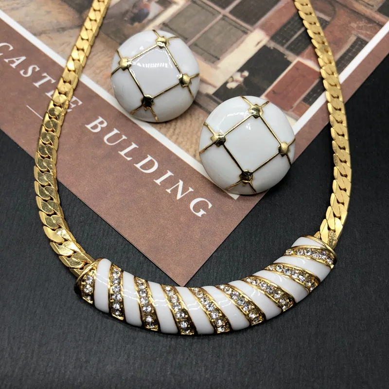 Women's Jewelry for Girl Classic White Enamel Earring Necklace, Gold-plated Gemstone Diamond Copper Chain Necklace Earring Clip
Women's Jewelry for Girl Classic White Enamel Earring Necklace, Gold-plated Gemstone Diamond Copper Chain Necklace Earring Clip