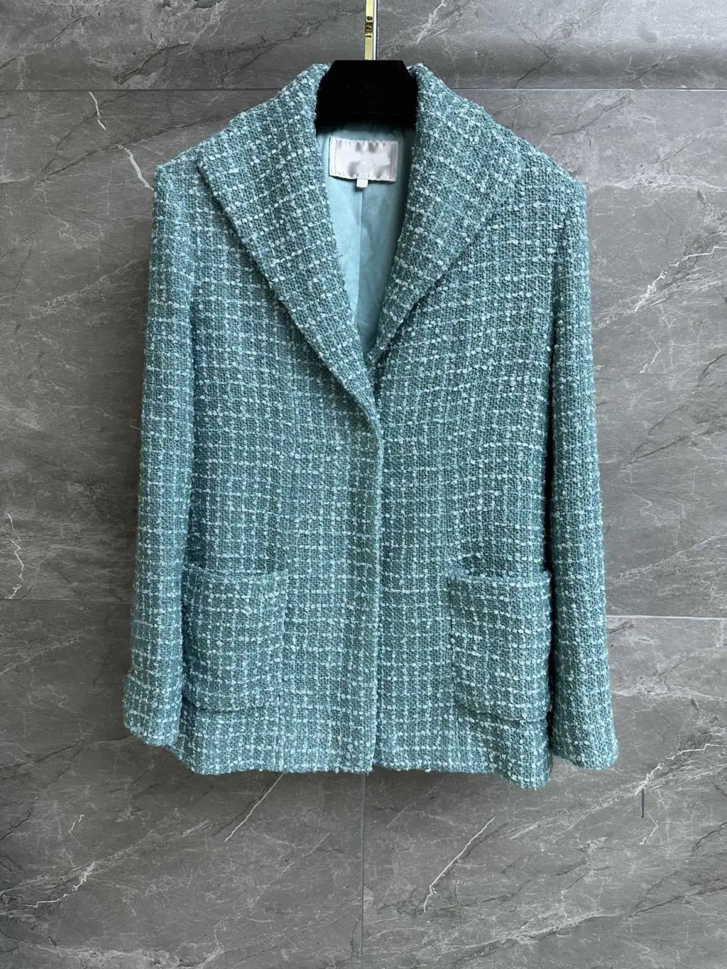 Early spring new plaid coat, lapel neckline design, the upper body is thin and temperament
Early spring new plaid coat, lapel neckline design, the upper body is thin and temperament