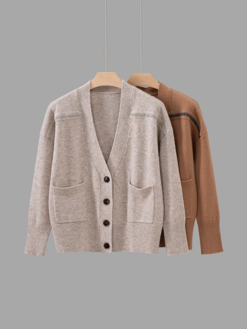 Women Beading Chain 100% Cashmere Sweater V-Neck Loose Long Sleeve Female Single Breasted Knitted Cardigan Jacket Fall 2023
Women Beading Chain 100% Cashmere Sweater V-Neck Loose Long Sleeve Female Single Breasted Knitted Cardigan Jacket Fall 2023