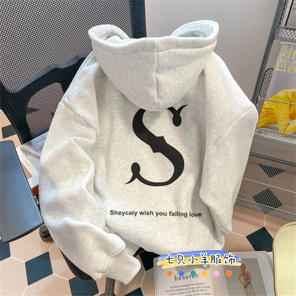 Retro Trendy American Street Men and Women Personalized Design Letter Printed Hooded Sweater Student Hip Hop Loose Casual Top
Retro Trendy American Street Men and Women Personalized Design Letter Printed Hooded Sweater Student Hip Hop Loose Casual Top