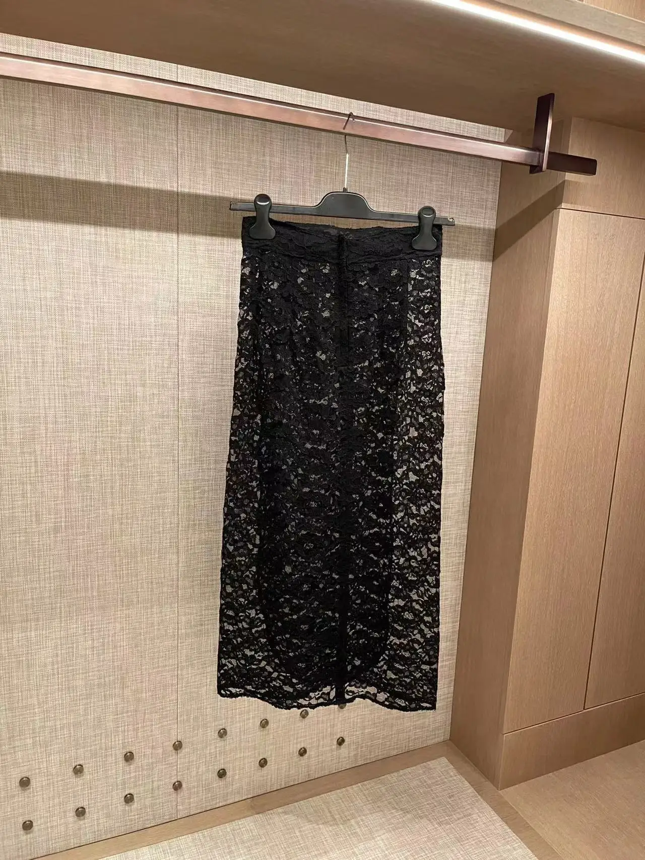 Runway Fashion Women Midi Skirt 2022 Summer Lace Embroidery Ladies Casual Hot Sale Ladies Black Skirt
Runway Fashion Women Midi Skirt 2022 Summer Lace Embroidery Ladies Casual Hot Sale Ladies Black Skirt