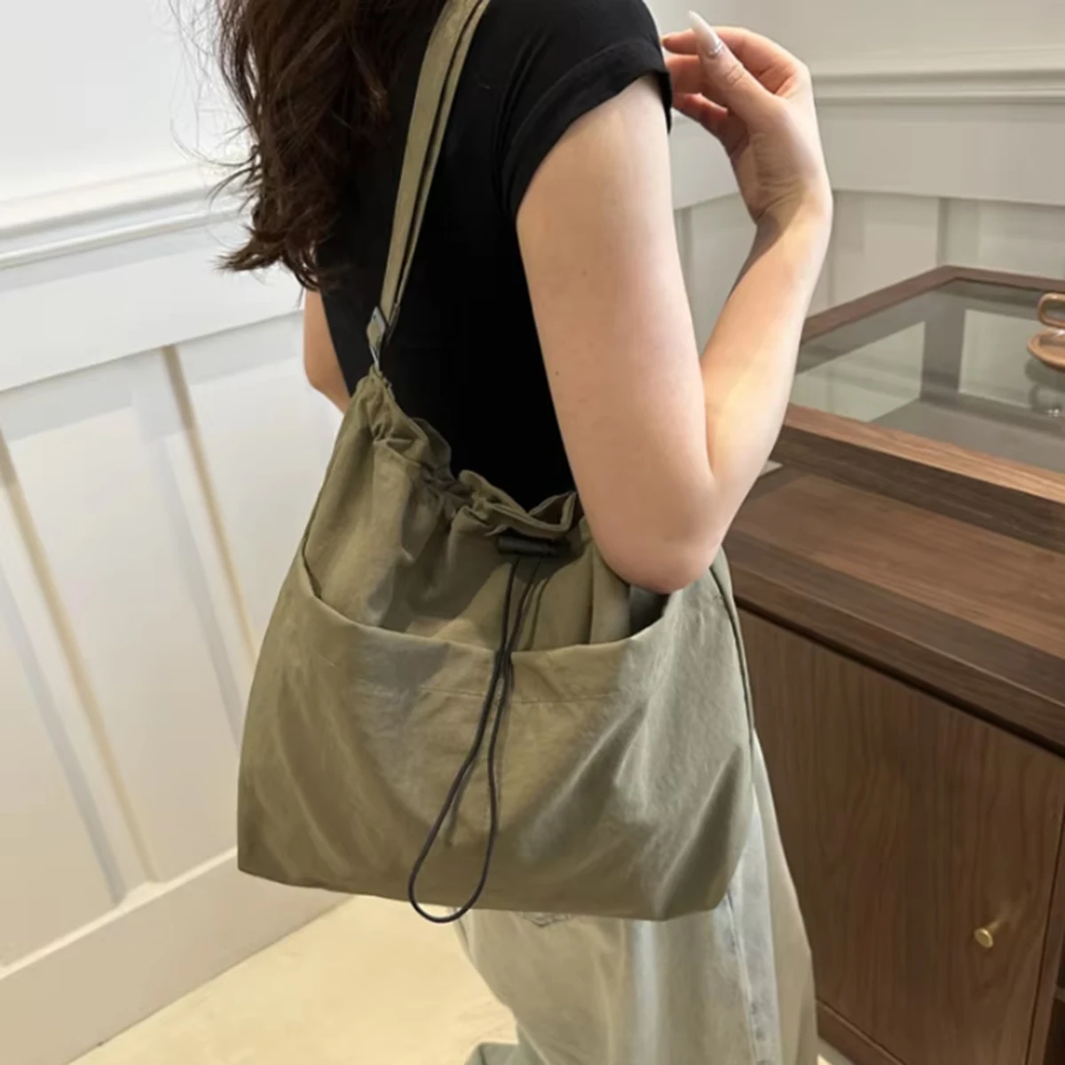 New Large Capacity Versatile Shoulder Bag for Women's Summer Popular Lightweight Shoulder Crossbody Bag Minimalist Tote Handbag New Large Capacity Versatile Shoulder Bag for Women's Summer Popular Lightweight Shoulder Crossbody Bag Minimalist Tote Handbag