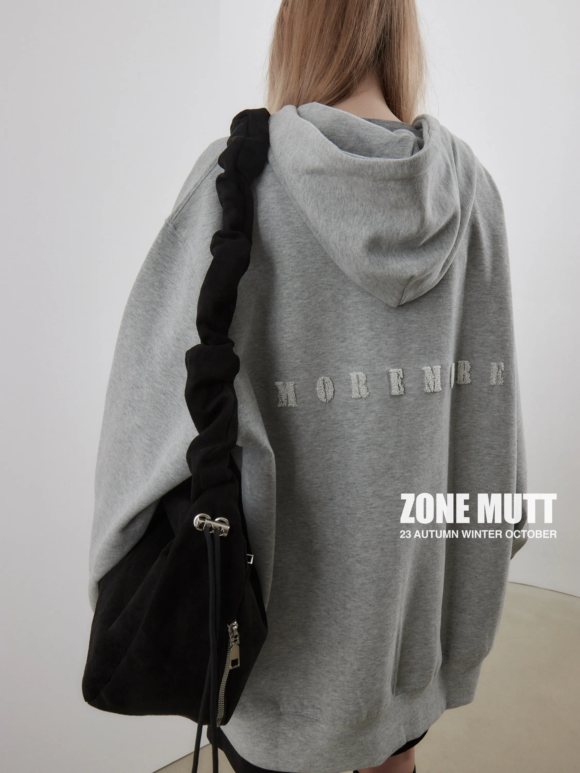 

Zone Mu retro simple niche frosted suede large capacity drawstring large intestine shoulder strap commuter bag