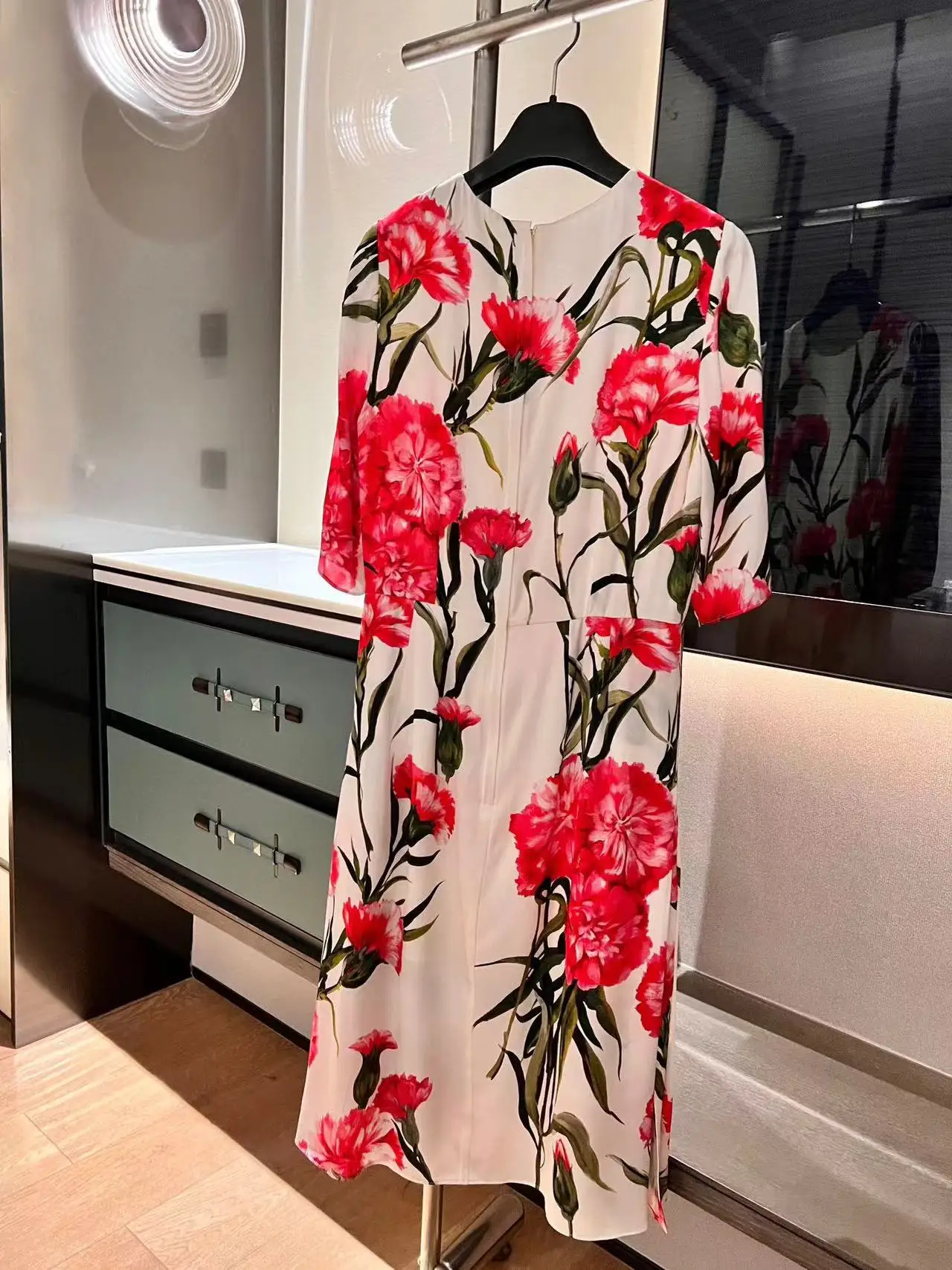Fyion High Quality 2023 Summer Women Fashion Runway Top Holiday Flowers Print Dress Ladies Slim Hot Sale Silk Dresses
Fyion High Quality 2023 Summer Women Fashion Runway Top Holiday Flowers Print Dress Ladies Slim Hot Sale Silk Dresses