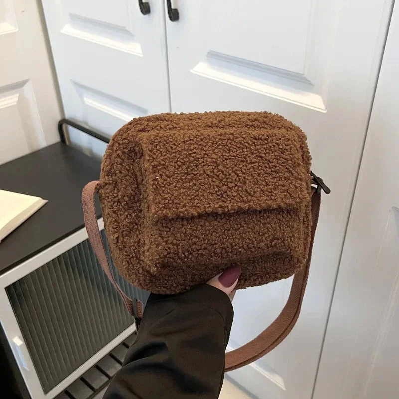 Handbags Fashion Designer Bag Female Crossbody Fluffy Fur 2022 Women's Lambs Bag Shoulder Wool Winter Plush Small Fabric New
Handbags Fashion Designer Bag Female Crossbody Fluffy Fur 2022 Women's Lambs Bag Shoulder Wool Winter Plush Small Fabric New