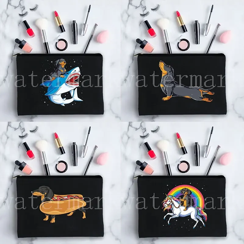 Органайзер для туалетных принадлежностей на молнии с принтом «такса» 
Органайзер для туалетных принадлежностей на молнии с принтом «такса»