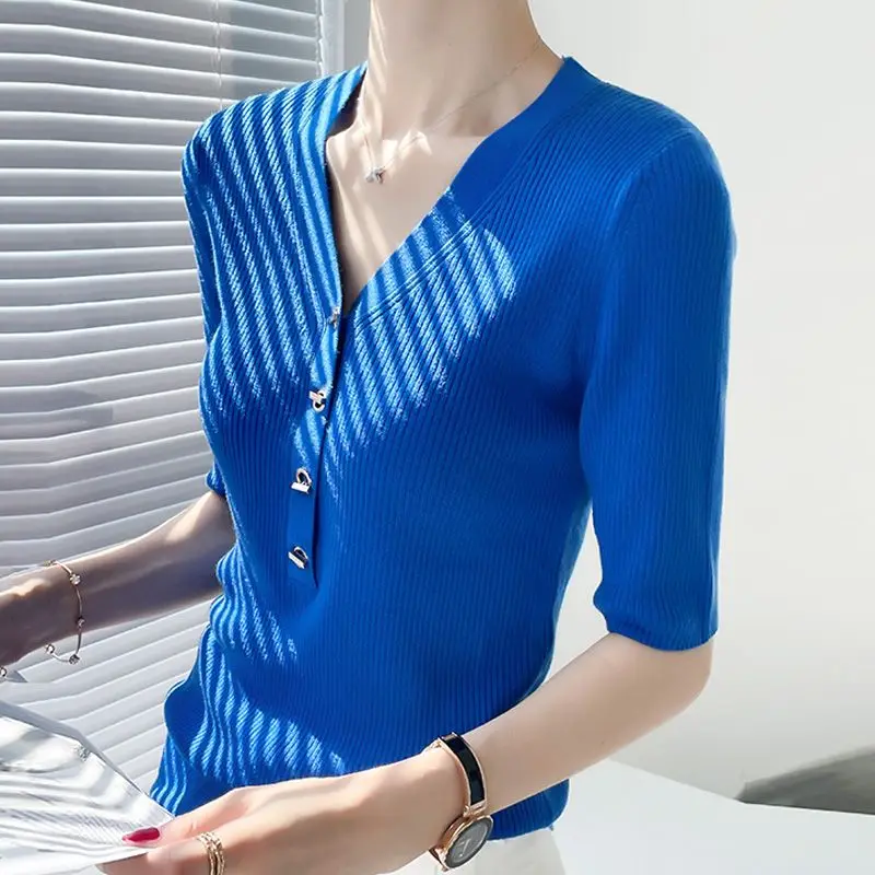 V-neck Metal Button Women Knit T-shirt Short Sleeve Slim Tops Korean Chic High-end Pullover Office Ladies Clothes Sweater Mujer
V-neck Metal Button Women Knit T-shirt Short Sleeve Slim Tops Korean Chic High-end Pullover Office Ladies Clothes Sweater Mujer