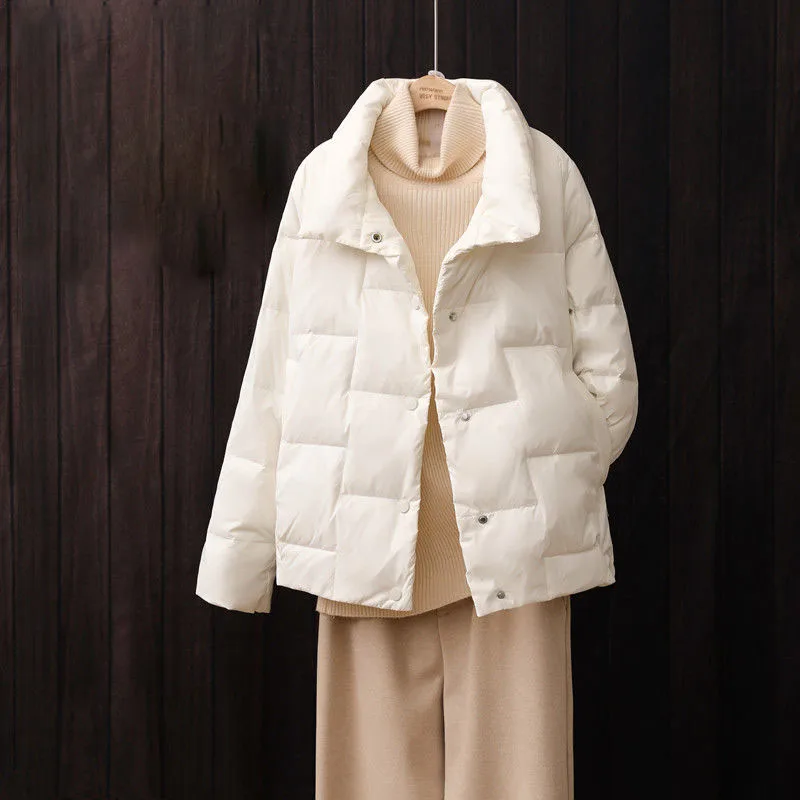 2023 New Autumn Winter Fashion Women White Duck Down Loose Short Down Coat Casual Elegant Long Sleeve Single Breasted Down Coat
2023 New Autumn Winter Fashion Women White Duck Down Loose Short Down Coat Casual Elegant Long Sleeve Single Breasted Down Coat