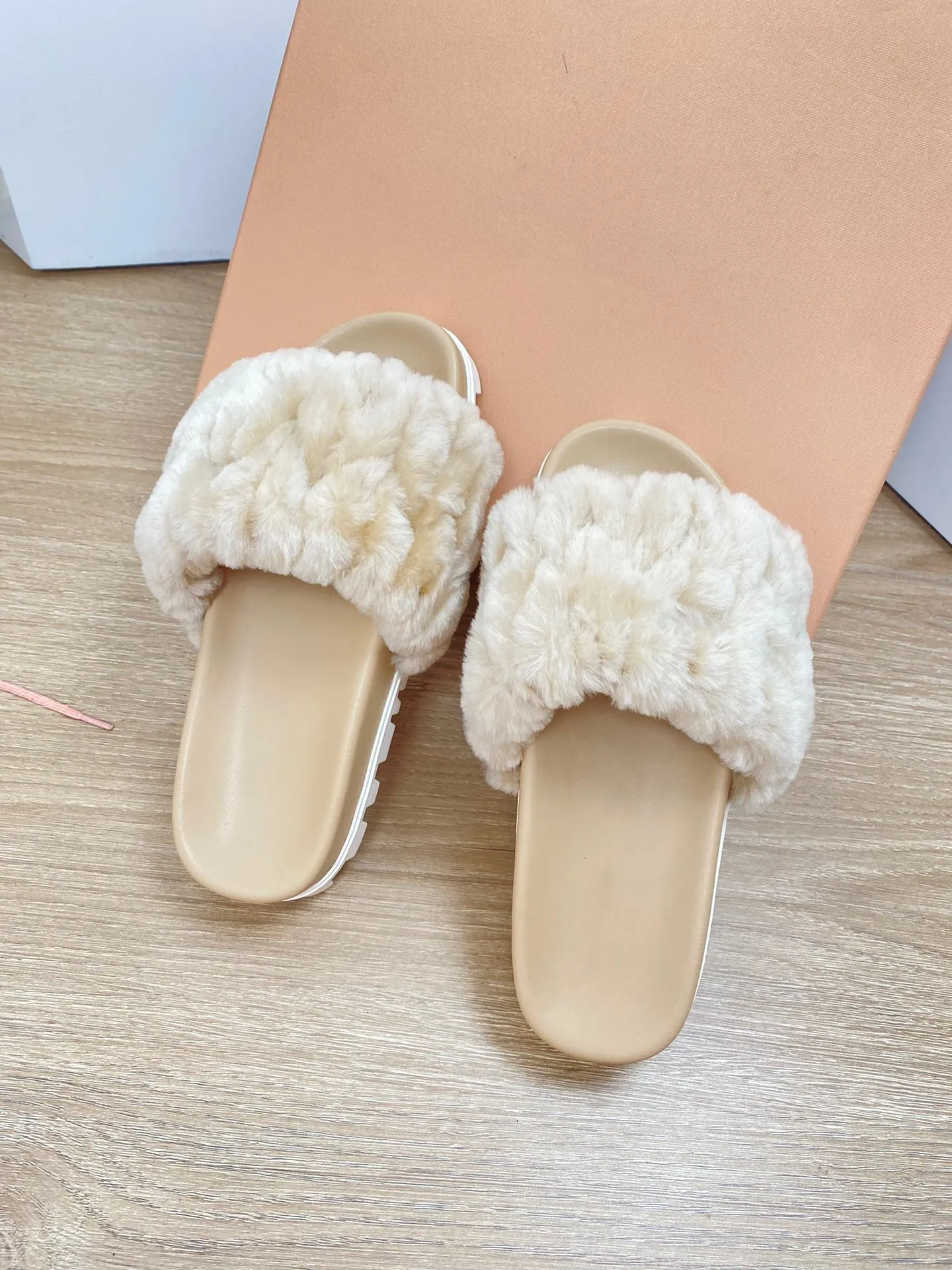 2023 Summer Plush Slippers Brand Fashion Sandals Korean Style Slippers Winter Open Toe Women Shoes Outdoor Casual Non-Slip Flats
2023 Summer Plush Slippers Brand Fashion Sandals Korean Style Slippers Winter Open Toe Women Shoes Outdoor Casual Non-Slip Flats