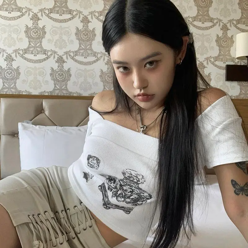 Spice Girl Style Retro Printed Square Neck T-shirt Women's New Summer Pure Want to Match Everything Thin Missing Umbilicus
Spice Girl Style Retro Printed Square Neck T-shirt Women's New Summer Pure Want to Match Everything Thin Missing Umbilicus